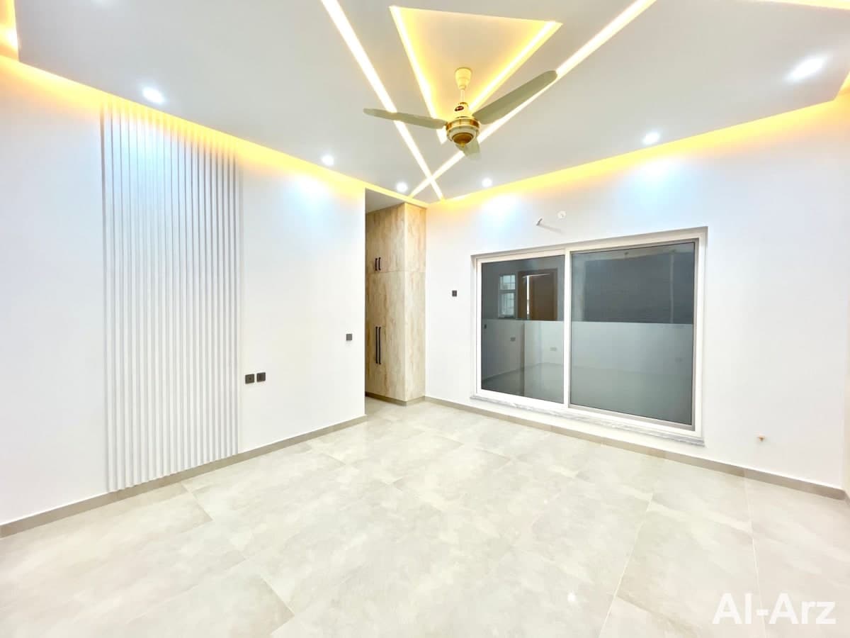 Modern double unit 7 bedrooms house for sale — image 9