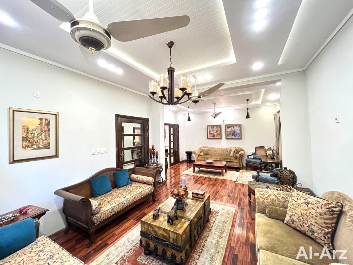 slightly use One kanal 6 bedrooms house for sale on prime location — image 5