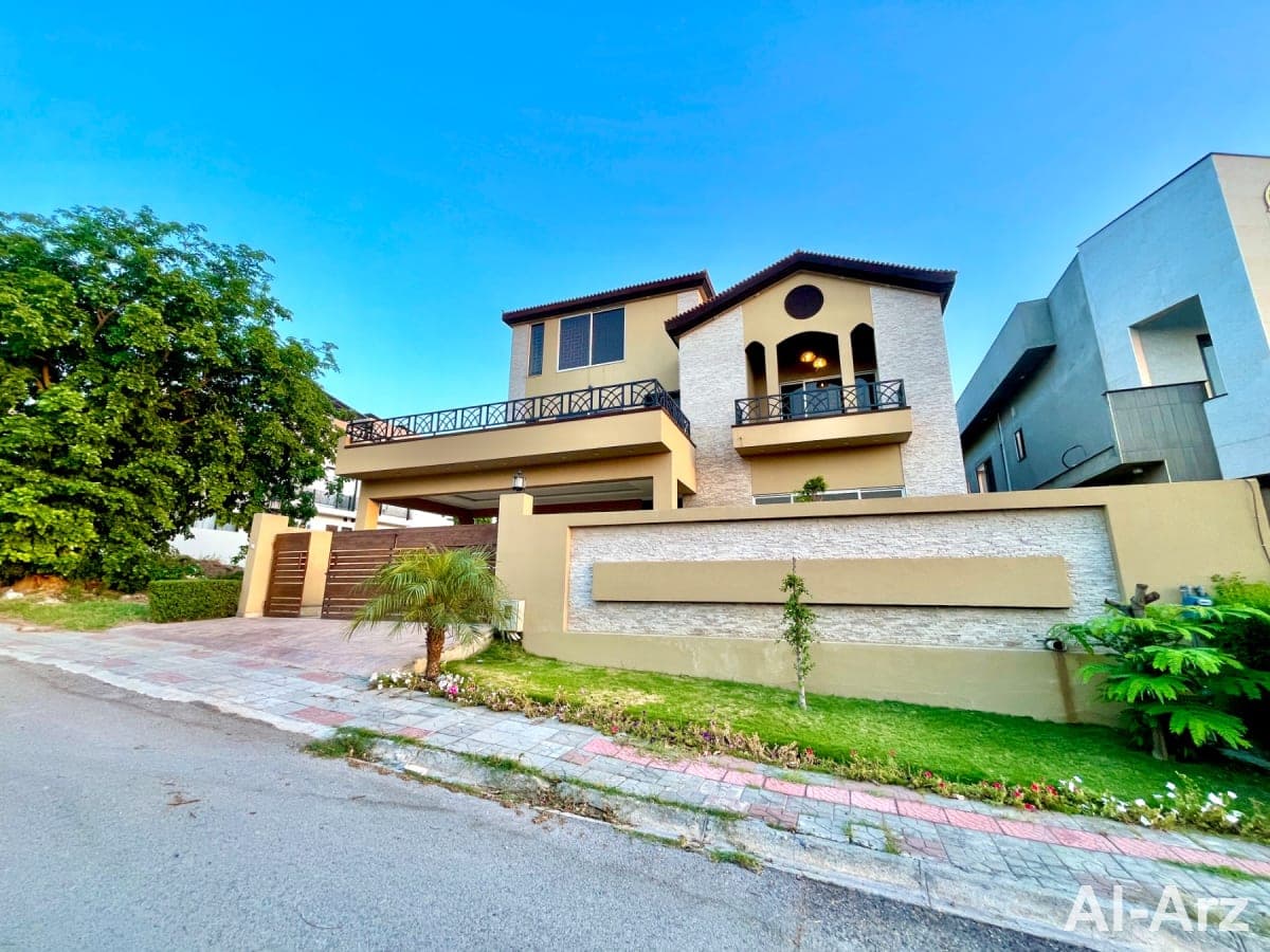 slightly use One kanal 6 bedrooms house for sale on prime location — image 1