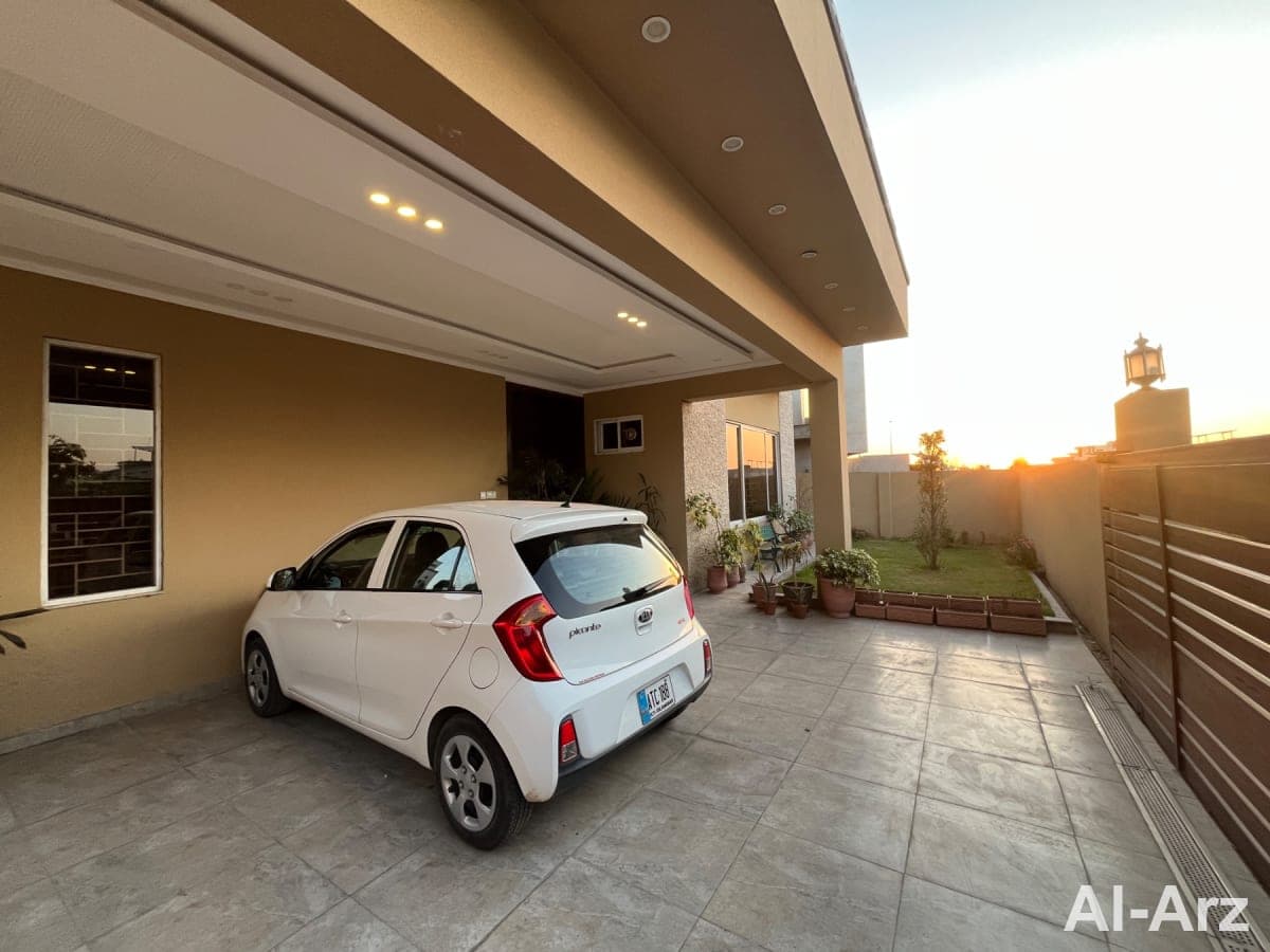 slightly use One kanal 6 bedrooms house for sale on prime location — image 2