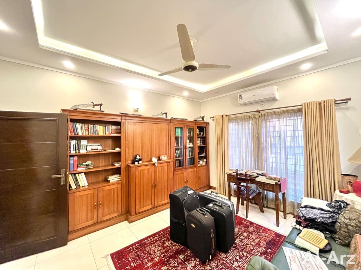 slightly use One kanal 6 bedrooms house for sale on prime location — image 7