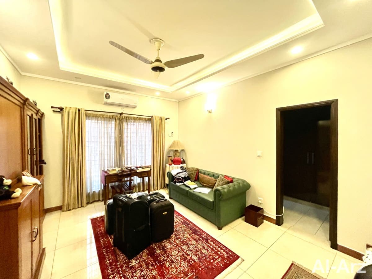 slightly use One kanal 6 bedrooms house for sale on prime location — image 8