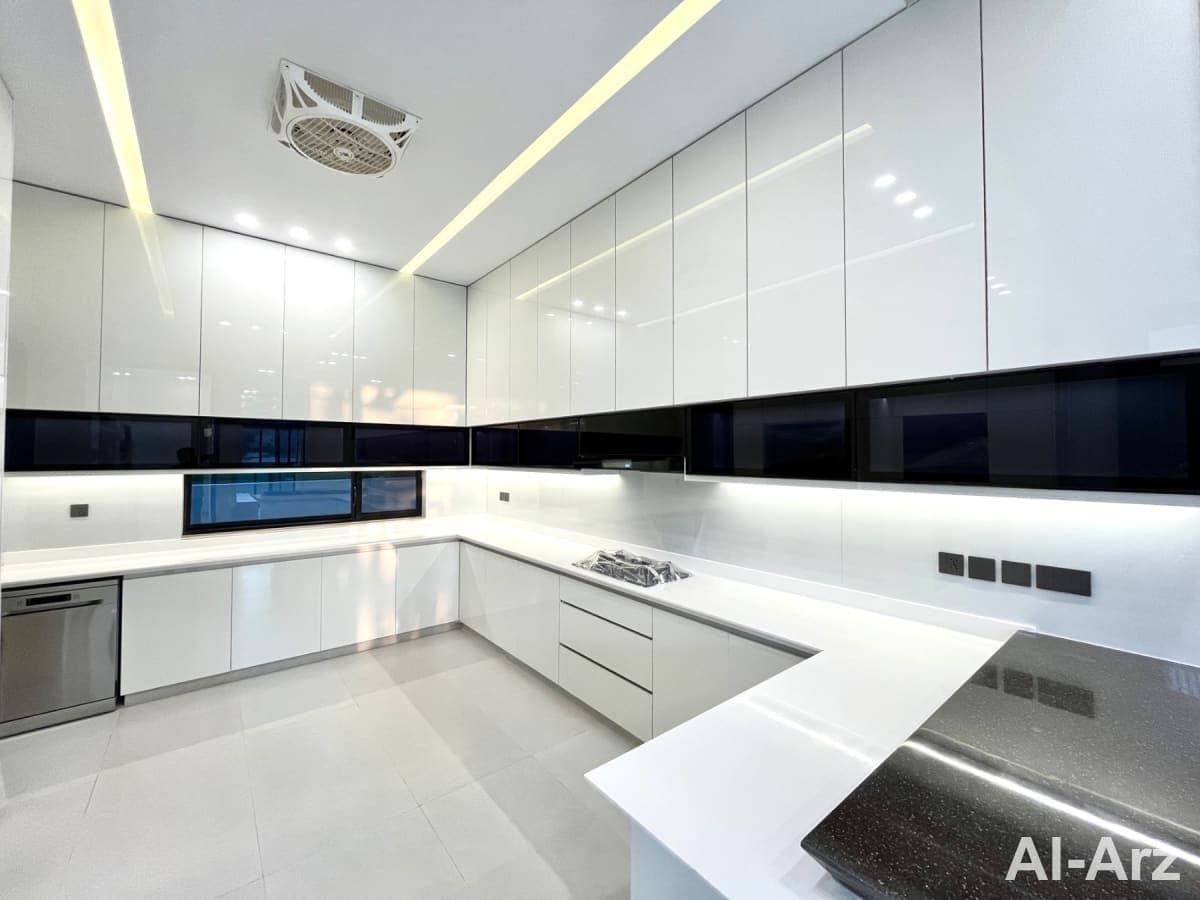 Elegant corner one kanal house for sale with modern aesthetics — image 6