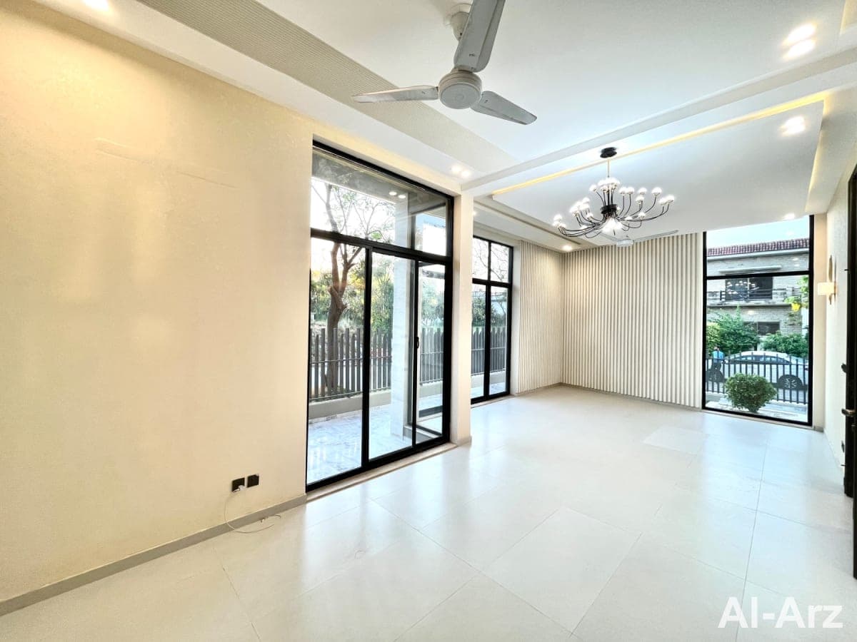 Elegant corner one kanal house for sale with modern aesthetics — image 4