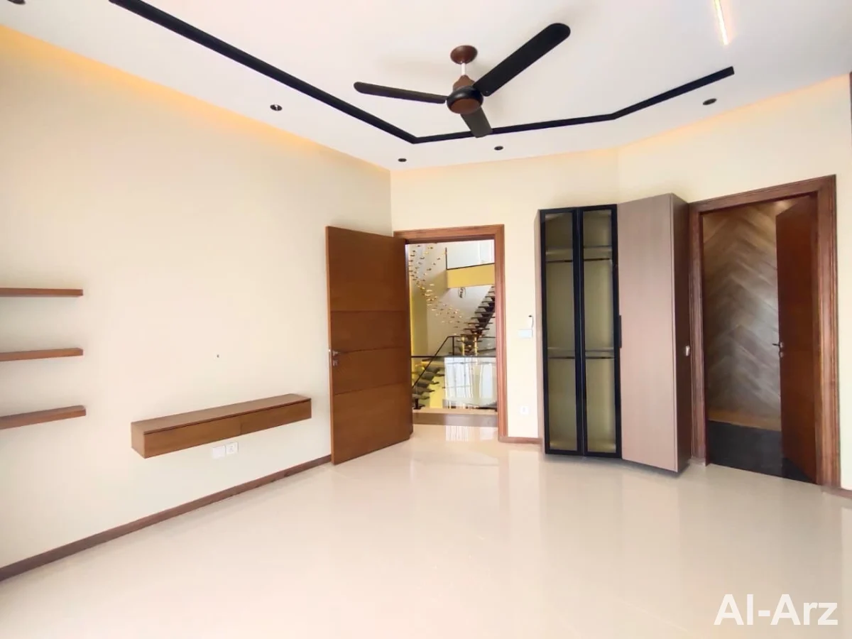 Modern 10 marla house for sale — image 7